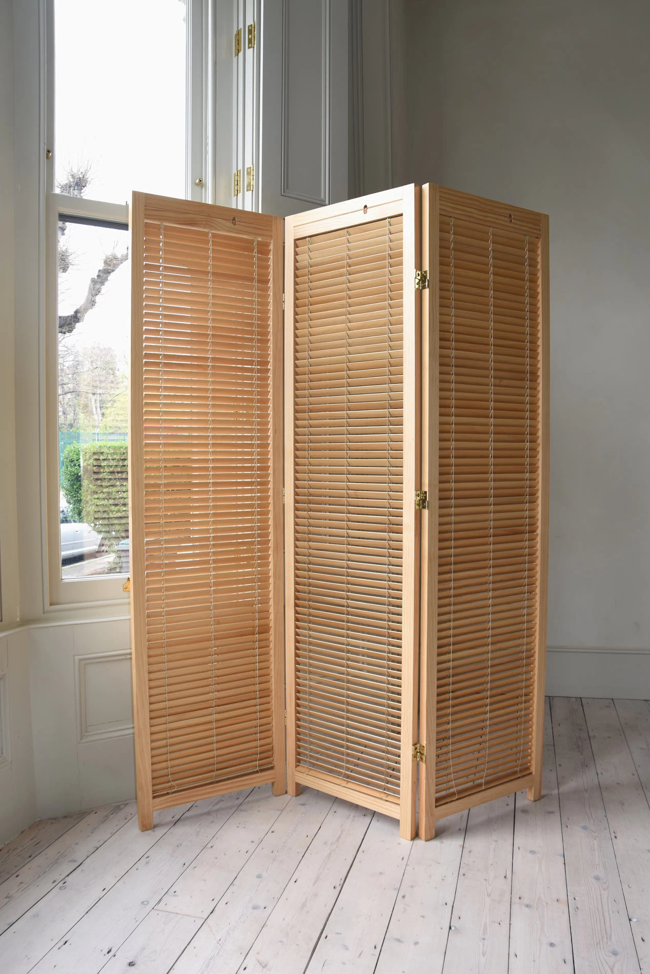 Louvre Screen 2 Louvre Screen - Image 2